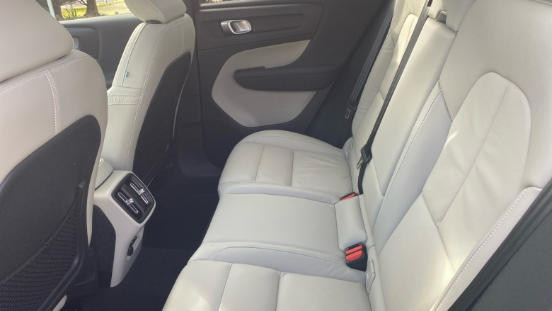 Volvo XC40 2.0 B4P Ultimate Dark 5dr Auto Petrol Estate